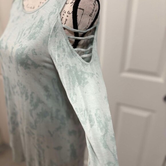 Women's Like New Light Green Tie-Dye 3/4 Sleeved Cold Shouldered Knit Top - Picture 3 of 7